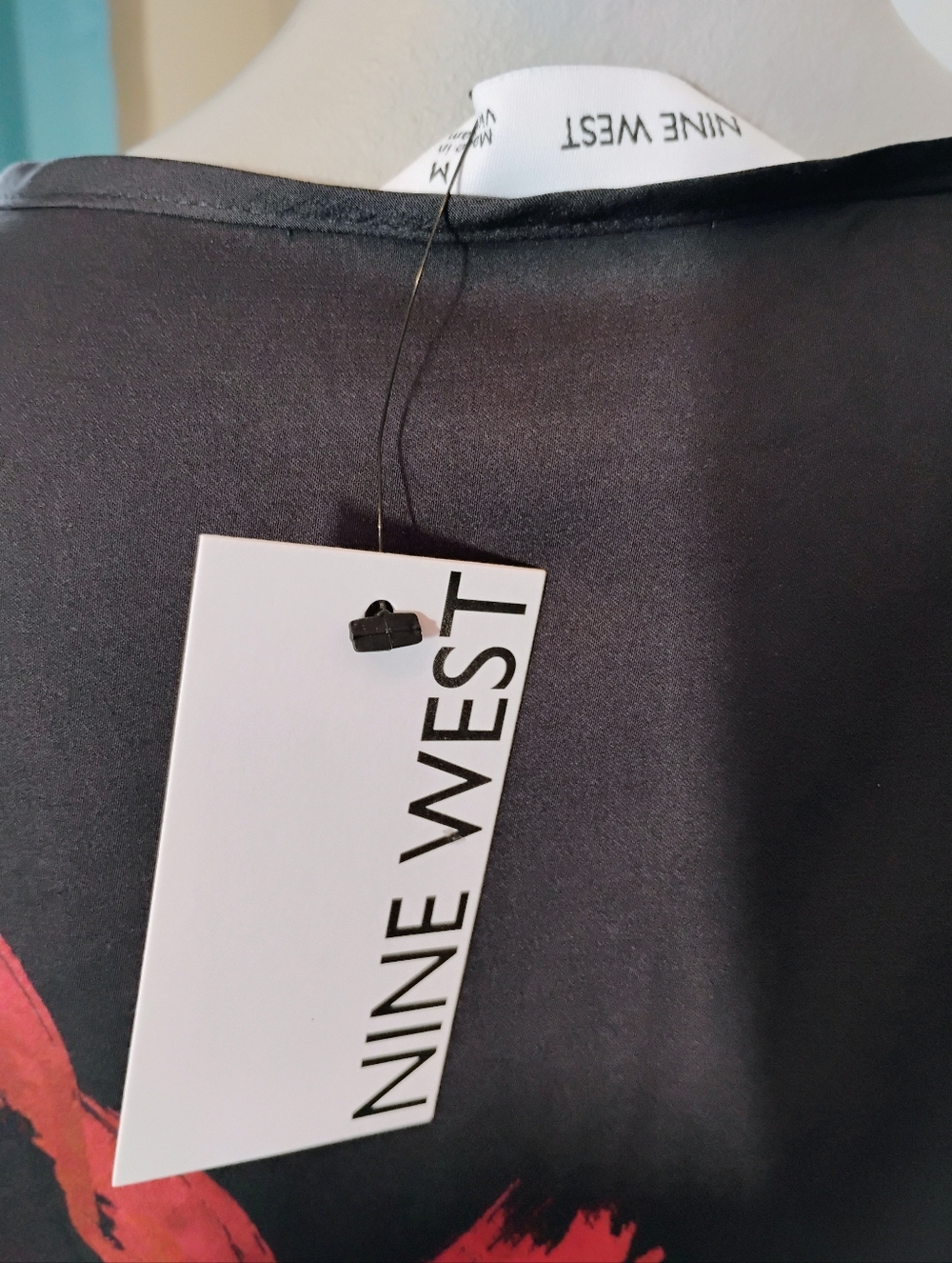 🆕 Nine West, V Neck Blouse, Medium - Picture 7 of 7
